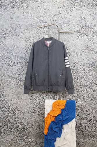 款号：Y131 Tb汤姆布朗行政版西服外套情侣百搭 百分百棉西装型舒适面料 全方位定制门禁拉链 口袋纽扣 织带 定制包装 三标齐全 经典四条杠区分普通印花 内里