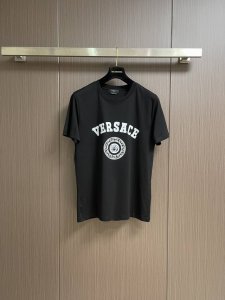 versace 2025Ss早春Logo印花短袖T恤，面料采用 克32支双沙纯棉，印花采用进口数码印1-1精准定位，工艺采用4针6线 辅料原版定制 五金 主标