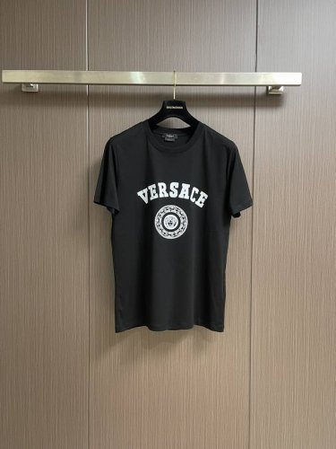 versace 2025Ss早春Logo印花短袖T恤，面料采用 克32支双沙纯棉，印花采用进口数码印1-1精准定位，工艺采用4针6线 辅料原版定制 五金 主标