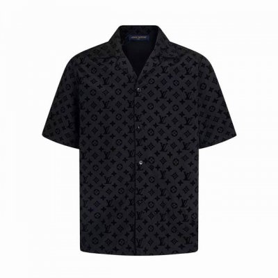 D 一套售 1V路易 25Ss新款桑蚕丝短裤短袖套装 以Monogram 提花呈现莹亮波纹质感，再为两侧裤腿点缀针织饰带，可与同款短袖马球衫共筑日夜皆宜的学院风