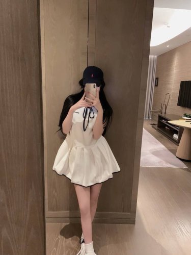 上新 Miumiu 缪缪 25Ss减龄撞色拼接学院风连衣裙～～ 下摆百褶减龄调皮不挑人 颜色：蓝色 白色 码数：Sml见尾图