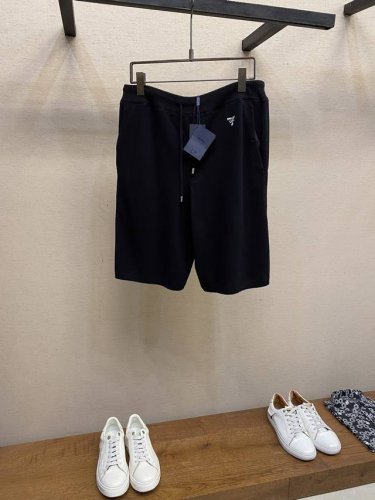 prada，经典刺绣抽绳短裤，正品3239购入，40支高奢精疏棉纱，斜纹风衣料，采用德国斯托尔14针，进口刺绣，毛料酵洗，定制1：1吊钟，定制1：1商标，合身版