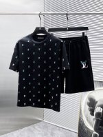 路易威登 Lv 2025Ss夏季新款 休闲 短袖 短裤 套装，高端版本！专柜定制面料 透气舒适度高，细节无可挑剔，品牌元素设计理念，体现高品质。手感细腻柔软！呈