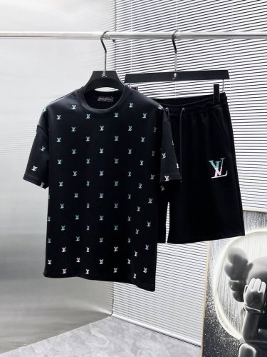 路易威登 Lv 2025Ss夏季新款 休闲 短袖 短裤 套装，高端版本！专柜定制面料 透气舒适度高，细节无可挑剔，品牌元素设计理念，体现高品质。手感细腻柔软！呈