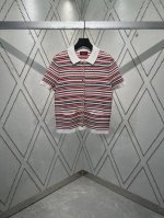 G家 25Ss新款polo衫以精细羊毛针织面料匠心打造，为2025早春系列再添亮眼力作。白色、红色与蓝色丝线编织新颖条纹图案，搭配Gucci徽章纽扣更显魅力。