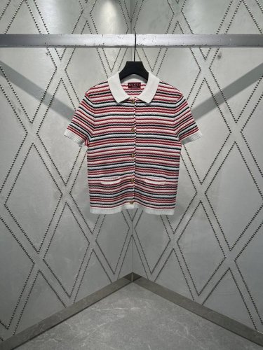 G家 25Ss新款polo衫以精细羊毛针织面料匠心打造，为2025早春系列再添亮眼力作。白色、红色与蓝色丝线编织新颖条纹图案，搭配Gucci徽章纽扣更显魅力。