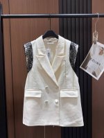 mm62025年新版马甲 奢意西装马夹 高定制面料版型 帅气璀璨 侧边特殊拼接 荷叶边花朵设计 甜美又不失霸气 西装廓形与甜美元素融合 不对称的精致设计 简约不