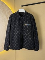 lv 路易威登2025早春新款胸前口袋烫钻老花满印衬衫后背皮标设计 面料上身舒适透气 树脂扣刻字 原五金开模 男女同款 工艺：口袋烫钻 尺码：46 48 50