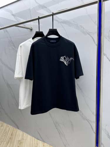Louis Vuitton 路易威登 2025Fw春夏新品圆领打底外穿T恤，立体感Logo微廓形半袖，活性纯棉打底T恤，棉，手感面糯有骨感，柔而有韧性。工艺处理