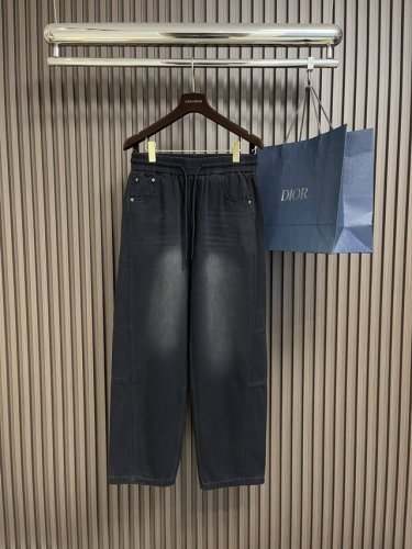 mm6 后字母休闲牛仔裤，以其简约而不失时尚的设计理念，成为都市男女衣橱中的必备单品。这款薄裤采用优质面料，轻盈透气，即便在炎炎夏日也能保持舒适体感，无拘无束。