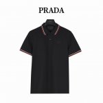 prada 普拉达 25Ss撞色条纹胸前刺绣Logo短袖polo衫 官网同步，原版品质欢迎对比。这款珠地布短袖polo衫结合经典线条和细节设计，采用撞色条纹点缀