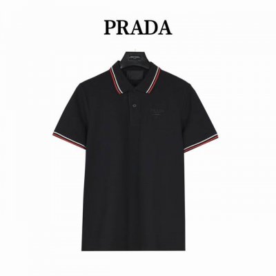 prada 普拉达 25Ss撞色条纹胸前刺绣Logo短袖polo衫 官网同步，原版品质欢迎对比。这款珠地布短袖polo衫结合经典线条和细节设计，采用撞色条纹点缀