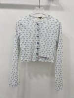 Chan*L 25春夏新款小碎花圆领长袖 定制小香风Logo扣饰点缀 整体温柔感Up 长袖小宽松的版型恰到好处修饰身材 小碎花图案清新又优雅 可搭配半裙一套 温