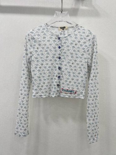 Chan*L 25春夏新款小碎花圆领长袖 定制小香风Logo扣饰点缀 整体温柔感Up 长袖小宽松的版型恰到好处修饰身材 小碎花图案清新又优雅 可搭配半裙一套 温