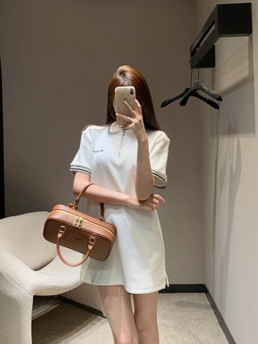 Miumi* 25Ss春夏新款 字母刺绣polo领短袖连衣裙丨独家高版出品！彰显运动优雅魅力上身透气舒适又自带高级感 条纹边缘设计 胸前刺绣字母Logo点缀立体