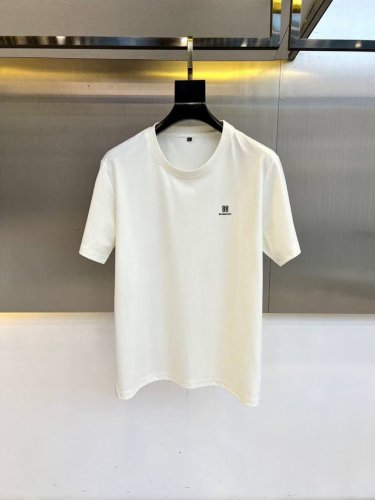 given纪梵希、2025春夏新品发售新品短袖T恤。采用进口丝光欧棉面料，温儒柔软 细腻柔软 上身自然是舒适 凉爽，胸前线绣Logo图案撞色时尚立体。颜色十分清
