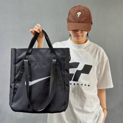 耐克Nike托特包单肩包手拎包男女同款。 这款包包色系非常耐看，容量大内置多个夹层 可放置13寸笔记本。 旁边两侧收口拉链 拉开可增加容纳空间。 颜色: 黑色