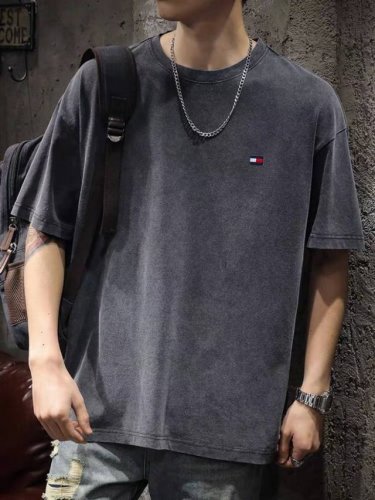 Tommy汤米蜡染水洗做旧高街情侣款短袖 重磅双纱纯棉，表面蚀毛处理，面料本身颜色为活性黑，多次重工成衣石磨蜡染水洗后，自然褪色成淡淡的浅灰色，亲肤舒适，十分高