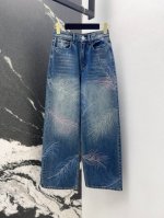 c家 25Ss 春夏新品重工款羽毛烫钻牛仔裤 直筒版型真是太好穿了 定位烫钻彩色羽毛图案设计真的太好看了 复古做旧洗水蓝颜色非常好看 每年必出的经典直筒裤上身巨