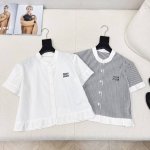 Miu 25Ss 春夏最新款Logo字母刺绣小压褶边装饰短款衬衫 简洁好搭配又带有设计感的白衬衫 绝对是夏季不能缺少的单品 短款版型 怎么穿都很时髦 府绸棉面料