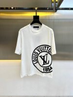 LV、2025春夏男士新款经典Logo印花圆领短袖T恤。进口100%纯棉面料，面料手感丝滑柔软，透气亲肤性极佳，着身无比的舒适，整体质感相当之高！衣身胸前标志性