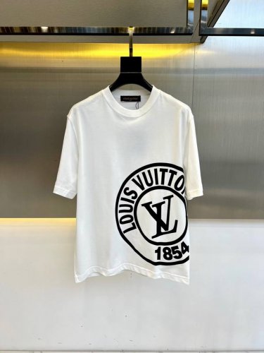 LV、2025春夏男士新款经典Logo印花圆领短袖T恤。进口100%纯棉面料，面料手感丝滑柔软，透气亲肤性极佳，着身无比的舒适，整体质感相当之高！衣身胸前标志性