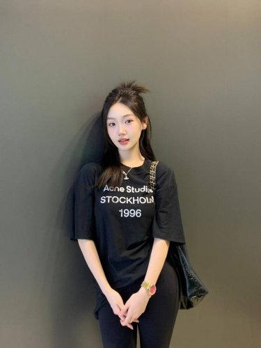 上新！ Acne Studios25新款情残缺字母侣款短袖T！宽松版型！ 采用顶级230克凯迪纯棉爽滑面料！无敌质感！ 高端面料无任何缺点！ 肩部过肩领条领口二