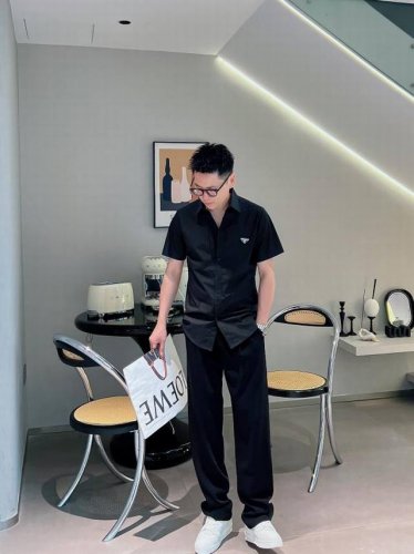 Prada*2025帅气修身备款短袖衬衫，100%鲁泰丝滑面料，舒服透气，休闲衬衣，简约时尚，从容百搭，帅气优雅 纯进口订制面料 不易起皱 奢华如新 做工细致精