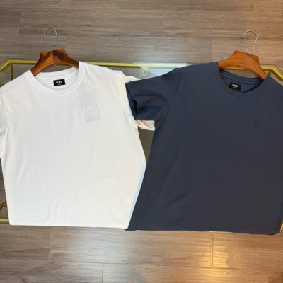 对标专柜★过验版本★Fendi芬迪Ss25春夏新款 Club徽章短袖 定染米兰新棉华绸 细腻柔软 舒适贴肤 深邃之蓝 白 静谧雅致 以胸前醒目的Fendi Cl