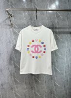 香家 2025春夏新款首发专柜最新款短袖圆领T恤 高端订制 设计前卫时尚！品牌Logo重工艺设计 高端定制面料.手感柔软.穿着舒适.专柜级别精致车线.做工精细.