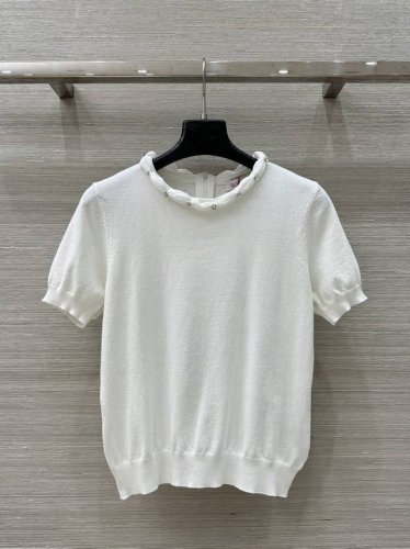 独家首发，原单品质 温柔淑女风，Val*25春夏新品，手工丝带钻领针织短袖上衣！温柔钉钻项圈手工缝制工艺Yyds！气质圆领修身版型随性优雅！珍珠与羊毛完美碰撞时