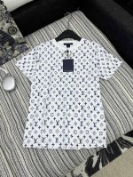 爆款现货 原单品质 Lou* V*｜2025新品圆领印花短袖 定制Yb斜纹全棉材质 透气舒适 质感十足 短袖T恤裁剪 凸显品牌格调 采用克重纯棉制成 略带有弹力