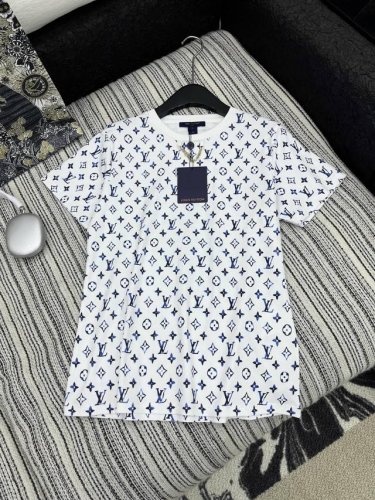 爆款现货 原单品质 Lou* V*｜2025新品圆领印花短袖 定制Yb斜纹全棉材质 透气舒适 质感十足 短袖T恤裁剪 凸显品牌格调 采用克重纯棉制成 略带有弹力