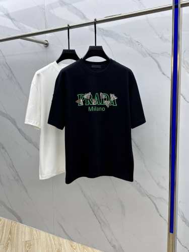 prada*普拉达 2025Fw春夏新品圆领微阔打底外穿T恤，立体Logo工艺，手感面糯有骨感，柔而有韧性。工艺处理，韧性和抗皱性能得到大幅度提高。剪裁很到位，