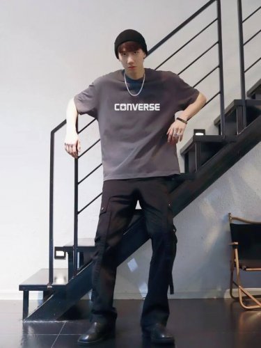 上新！Converse匡威圆领短袖T恤，把经典玩出不同，打破单一设计再创造，增多点趣味性！男女同款入，厚实有质感，透气且吸汗，喜欢就盘她！ 尺码：S-3Xl 颜