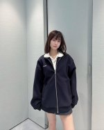 Miumi* 25Ss春夏新款 字母刺绣立领拉链卫衣外套丨独家Yb开发！高版出品！这件撞色的外套上身真的挺舒服的，下摆收紧可以缩紧防风，户外穿或者通勤都很百搭。
