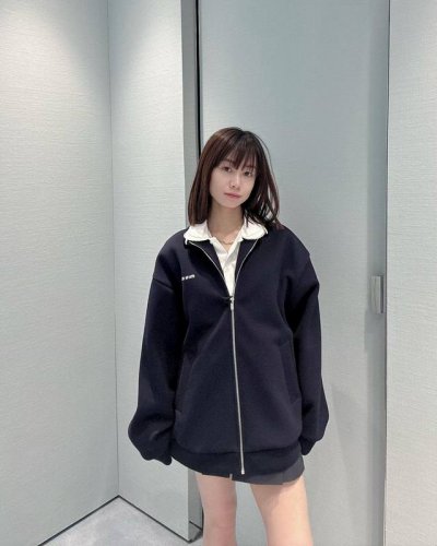 Miumi* 25Ss春夏新款 字母刺绣立领拉链卫衣外套丨独家Yb开发！高版出品！这件撞色的外套上身真的挺舒服的，下摆收紧可以缩紧防风，户外穿或者通勤都很百搭。