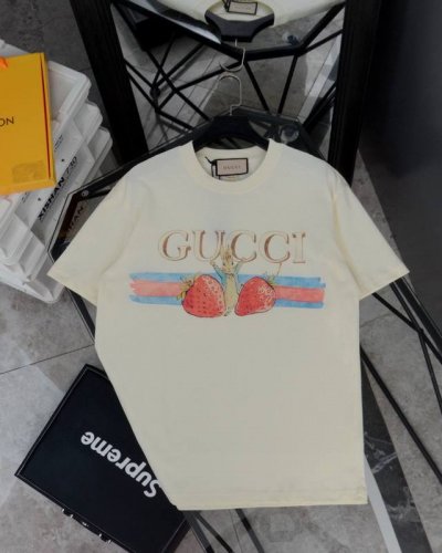 古驰 Gucci比得兔系列草莓兔印花圆领短袖T恤 款号：885 原版面料官方同款短袖T恤 定制280 克同缸染面料手感非常舒服 春夏最新砖柜同步时尚又个性超级百