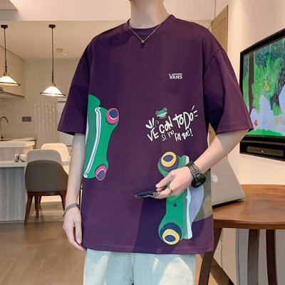 上新 Vans 万斯 夏季海外版专柜限定趣味卡通字母纯棉圆领短袖T恤上衣，男女同款。 趣味卡通美式字母的结合设计是这件T恤最大的特点，内容非常丰富，让人一眼就忘