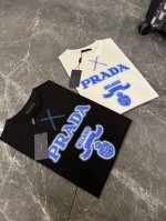prada 25Ss夏季T恤新品！.经典图形明线线条经典之作！！！订制190G丝光棉面料，经由高逼格数码直喷3D立体工艺过程制作.肩部底摆袖口采用蓝色线迹.撞色