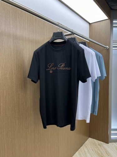 lp 独家首发 25早春新款短袖 男士日常出门闭眼搭 高级定制面料短袖T恤 魅力在于创造了简约奢华感的时尚,随意搭配感受英式风格独特气质. 宽松的版型展现出休闲