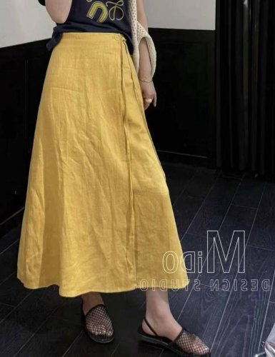 设计感立体腰间绑带亚麻半身裙 属于夏天亚麻半身裙 干净质朴自带松弛感 透气凉爽 瘦长的直筒版型 自带修腿效果简约又好穿 穿上身整个人细细长长的 下半身立马拉长五