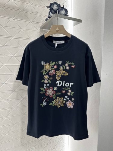 dio*2025新品上架 圆领刺绣钉珠 定制Yb原生全棉材质 透气舒适 质感十足 常规T恤裁剪 凸显品牌格调 采用克重纯棉制成 略带有弹力 呈现显瘦视觉效果 胸