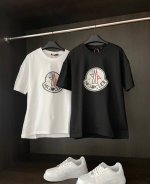 100 ｜蒙口盟可睐印花短袖Tee 采用顶级230克凯迪纯棉爽滑面料！突出精致！质感无敌！ 进口烧浆印花 绝不开裂！前后所有Logo！ 顶级工艺！过肩领条加固不