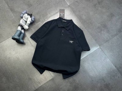 潮牌始祖鸟棉混纺短袖马球衫polo 男士 Arcteryx Eris polo 始祖鸟棉混纺短袖马球衫polo 男士！Captive polo衫 经典款式 立体