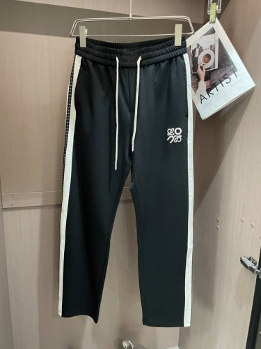 Loewe 2025春夏最新系列男士休闲裤！ 采用客供弹力柔棉材质，柔软细腻，手感绝佳！品牌格调一览无余！极简主义设计，没有多余浮夸的元素来宣兵夺主，细节做工精