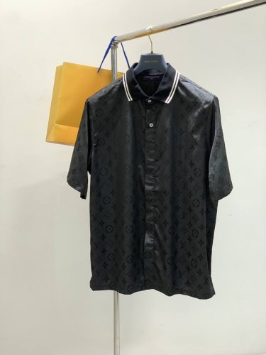 衣服 ，短裤 ，Louisvuitton 路易威登，2025夏季最新款，专柜同步有售，原单狠货，时尚休闲套装，上身很有特点！吸睛而有亮点，进口原版面料，顶级刺绣