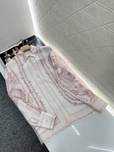 herme*2025新品上架 真丝印花长袖衬衫 定制Yb进口百分百桑蚕丝材质 质感舒适 垂顺透气 长袖翻领衬衫裁剪 宽松版型打造度假松弛感十足的好比例 简约时尚