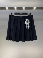 独家首发原单品质 pra*A2025新品上架 绳结百褶短裙 定制Yb进口斜纹棉材质 垂顺舒适有型 饰以单侧穿孔绳结连接至裙褶装饰 搭配腰腹贴身压褶处理 彰显品牌
