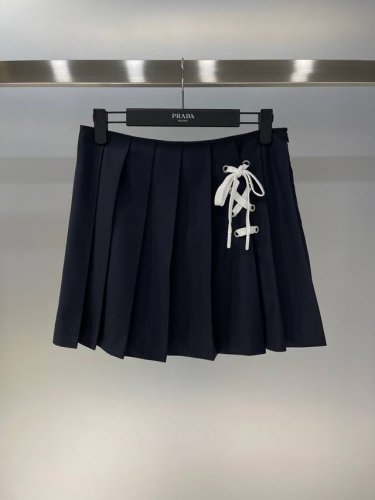 独家首发原单品质 pra*A2025新品上架 绳结百褶短裙 定制Yb进口斜纹棉材质 垂顺舒适有型 饰以单侧穿孔绳结连接至裙褶装饰 搭配腰腹贴身压褶处理 彰显品牌